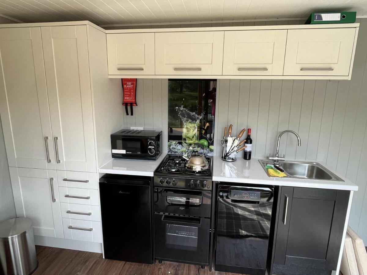 Oak Boutique Lodge Includes Hot Tub Air Con & Dog York Esterno foto
